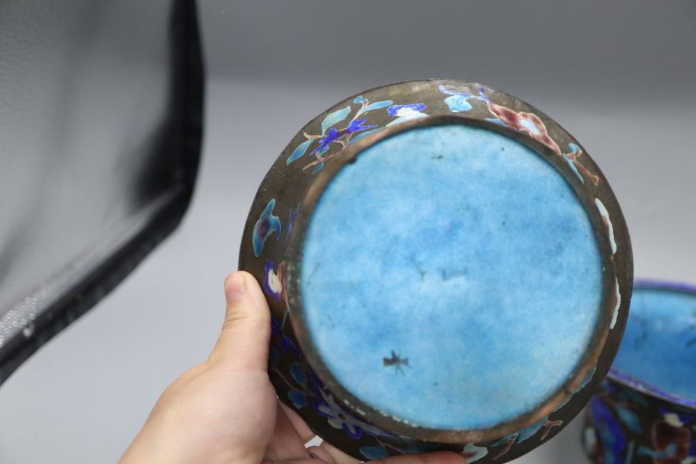 A pair of Chinese Export enamelled bowls, diameter 16cm